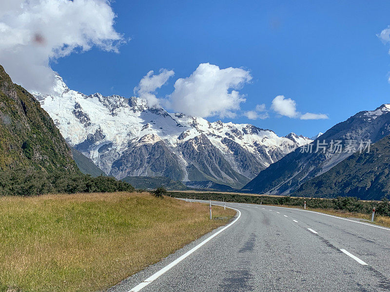 Mount Cook Road (State Highway 80)和Lake Pukaki view, Twizel, South Island, New Zealand